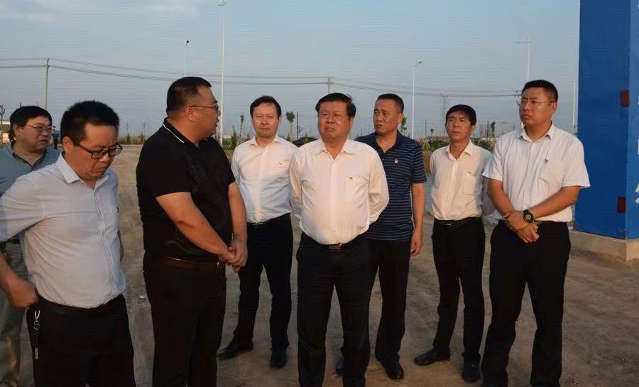 1564359457.png 滄州市委常委張國棟聽取中鐵滄鹽公司副董事長王峰偉匯報(bào)項(xiàng)目情況(滄州市委常委張國棟左四滄州鹽業(yè)集團(tuán)董事長劉建軍左五副董事長王峰偉左二中鐵滄鹽總經(jīng)理王志巖左一).png